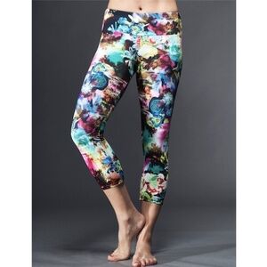 Onzie Delic Colorful Floral Printed Capri Leggings Size Small/Medium